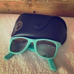 Ray-Ban Wayfarer Authentic Sunglasses